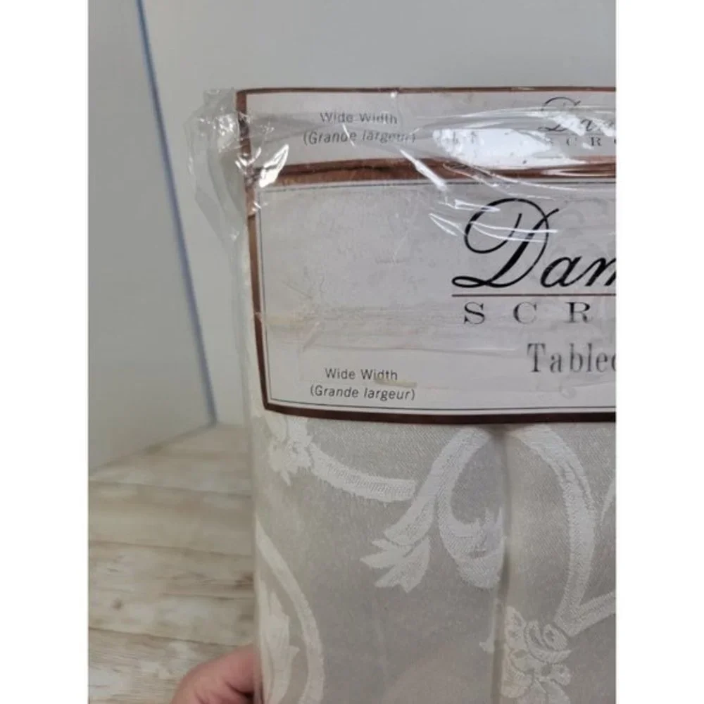 Damask  Scroll Tablecloth 70